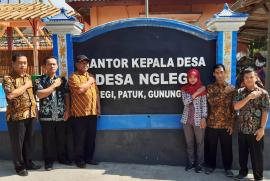 Hari Batik Nasional : Pemerintah Desa Nglegi Melayani dengan Seragam Batik